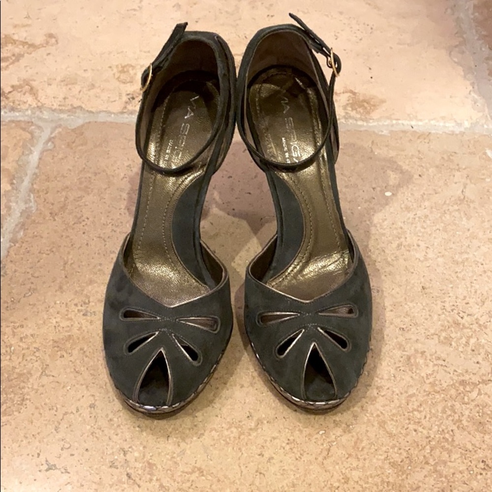 Classic Via Spiga suede sandal.